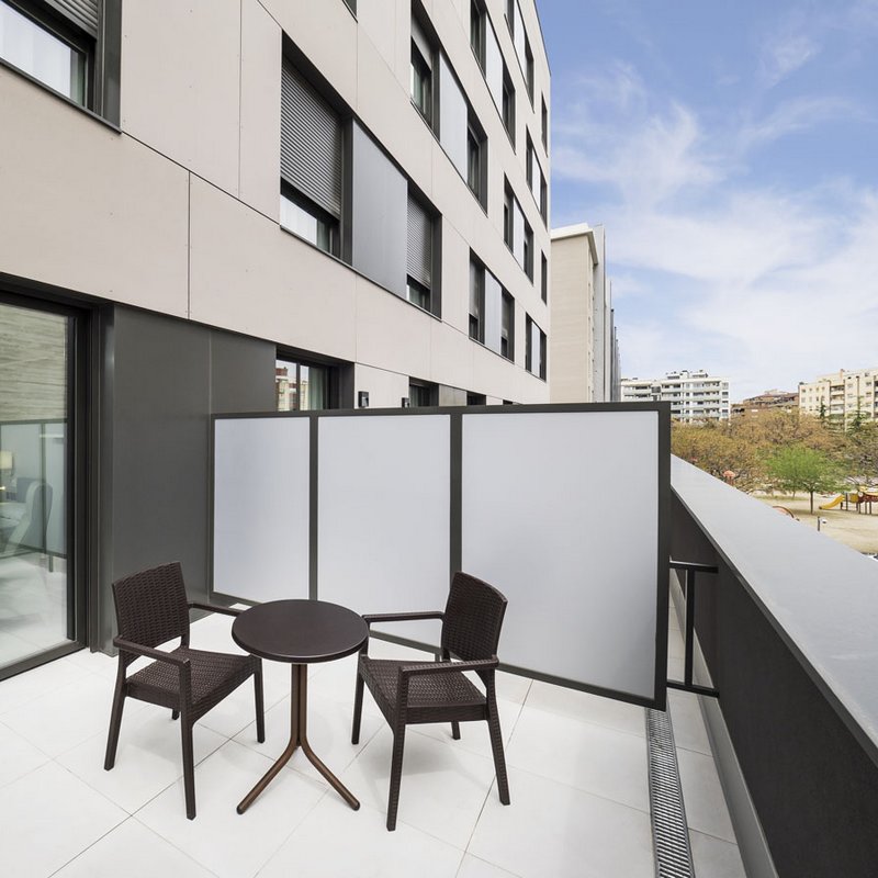 Balcó terrassa exterior a habitacions individuals de residència per a gent gran CleceVitam Ponent