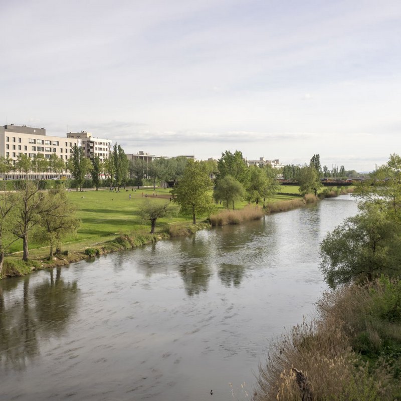 Riu Segre passeig prop de la residència per a fadrins i fadrines CleceVitam Ponent Lleida